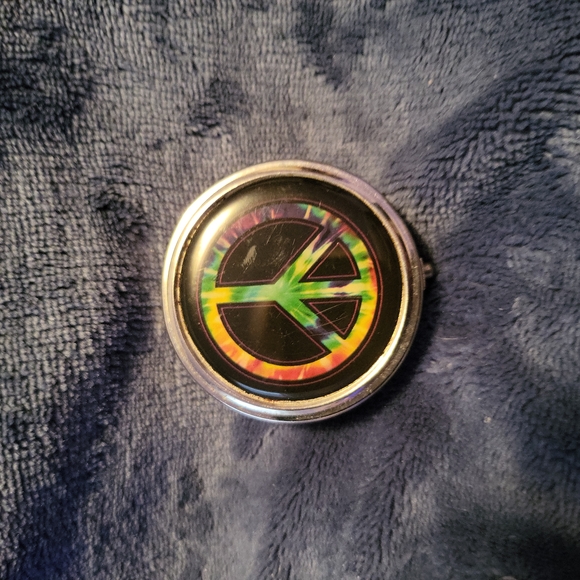 Peace-related grouping of three items. A pendant, a bracelet and a pill holder. - Picture 6 of 10